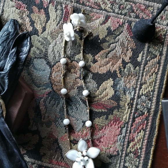 Vintage Poured Glass Necklace 14" White Beads&Flow - Picture 3 of 8